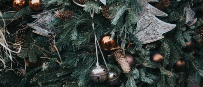 Make Your House Shine this Holiday Season: How to Create the Perfect Christmas Ambiance with Stunning Glass Ornamentation and Decorative Accessories